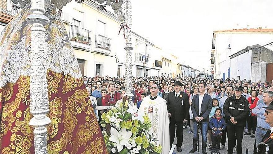 Los fieles de Pozoblanco llevan a la Virgen de Luna a su santuario de la jara