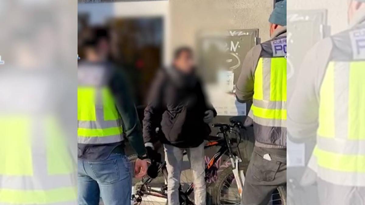 Momento de la detención de Fath Allah Benhachem en Girona.