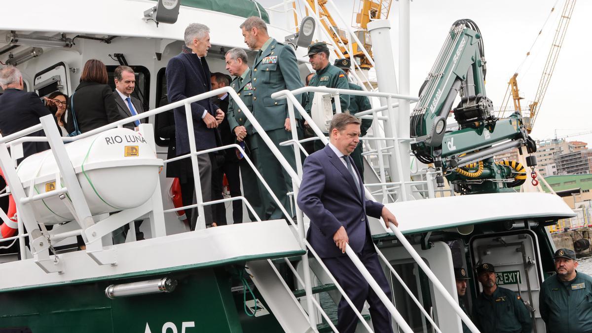 El ministro de Agricultura, Pesca y Alimentación, Luis Planas, baja de la nueva embarcación del Servicio Marítimo de la Guardia Civil ‘Río Luna’ en Vigo (España).