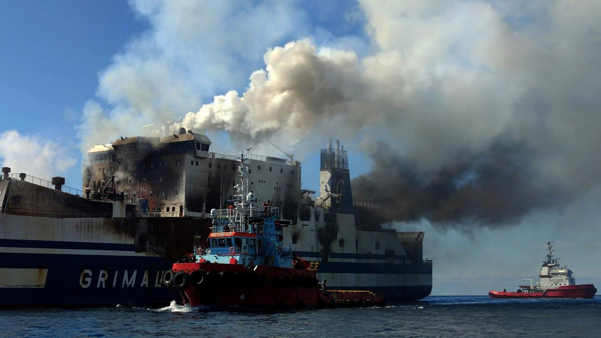 El ferry incendiado en Grecia.