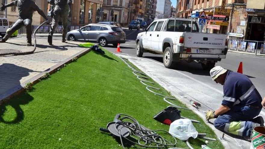 Operarios municipales, ayer instalando el nuevo vallado.