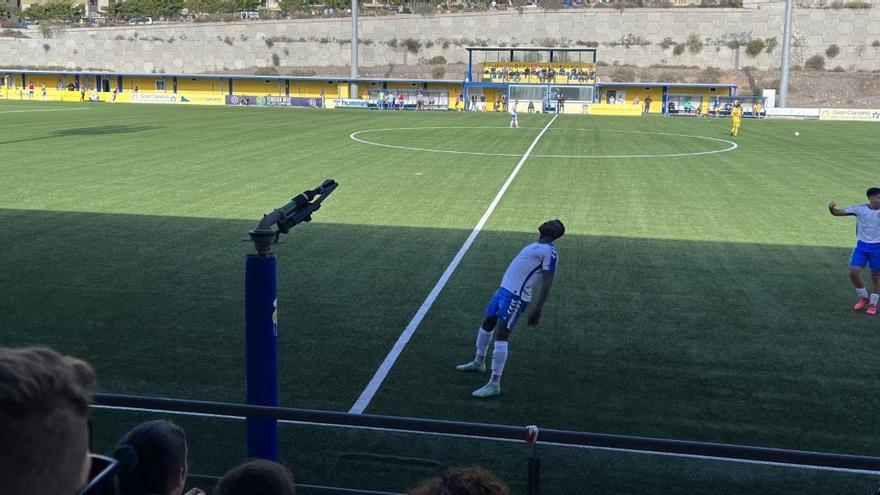 Omar festeja el segundo tanto blanquiazul en el Anexo de Siete Palmas.