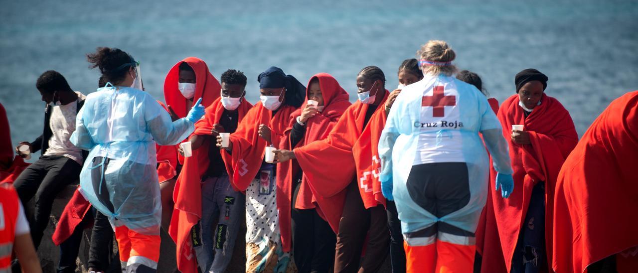 Uno de los grupos de migrantes llegados este lunes a Lanzarote es atendido por los servicios de emergencias.