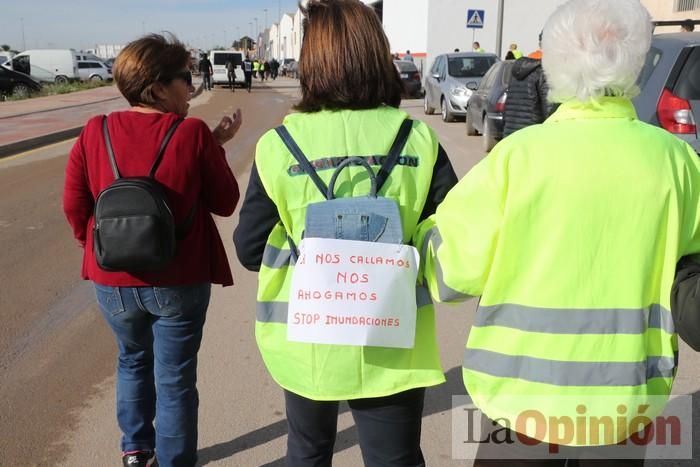 Los vecinos de Los Alcázares salen a manifestarse