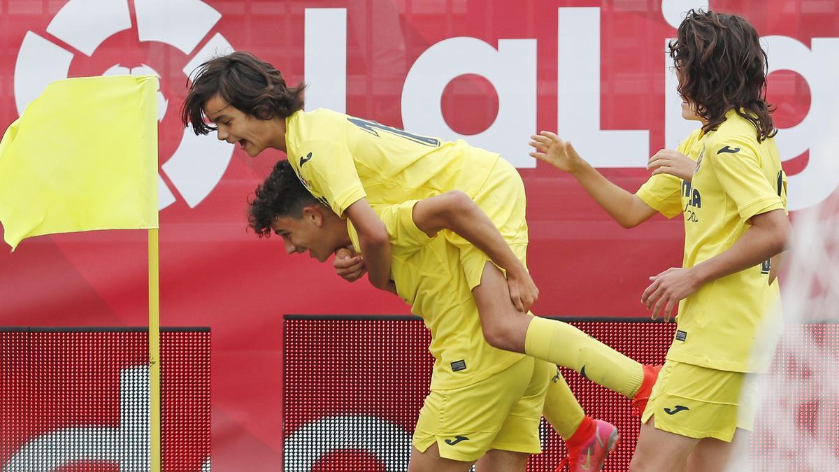 Varios jugadores del Villarreal celebran un gol.