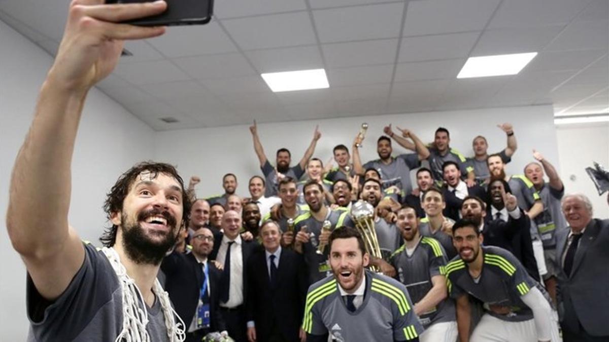 Lllull se hace un selfie con el equipo madridista tras su reciente triunfo en la Copa