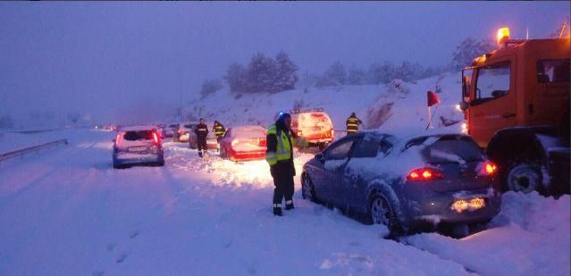 Conductores atrapados por la nieve en la AP-6