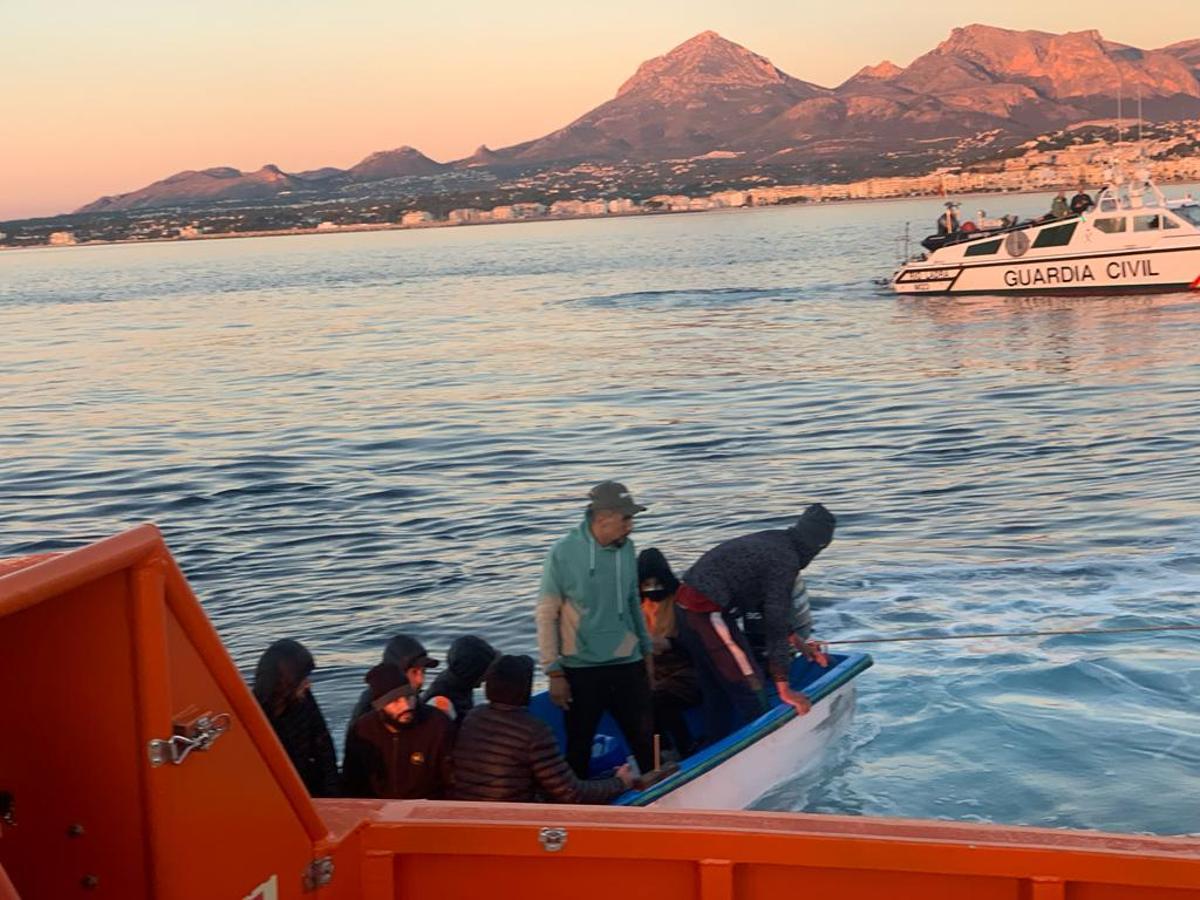 Salvamento Marítimo rescata a 9 inmigrantes en una patera en Altea