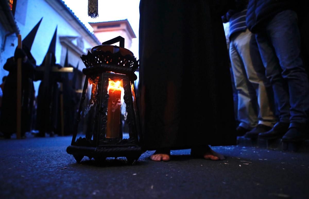 El Vía Crucis pone recogimiento a la noche cordobesa