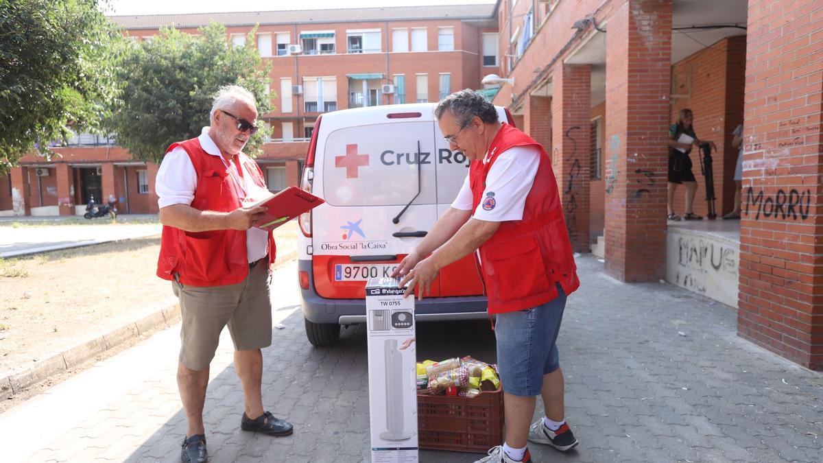 Cruz Roja comienza el reparto de ventiladores en Córdoba.