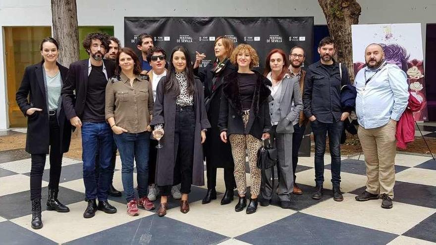 Representantes del cine gallego en el Festival de Sevilla, con Eloy Enciso segundo por la izquierda y Jaione Camborda a su izquierda. // Agadic