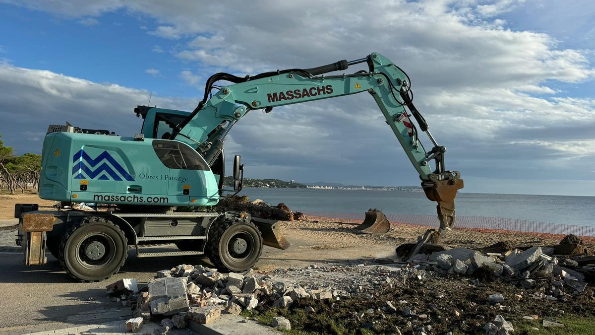 Les màquines treballant en la naturalització del passeig.