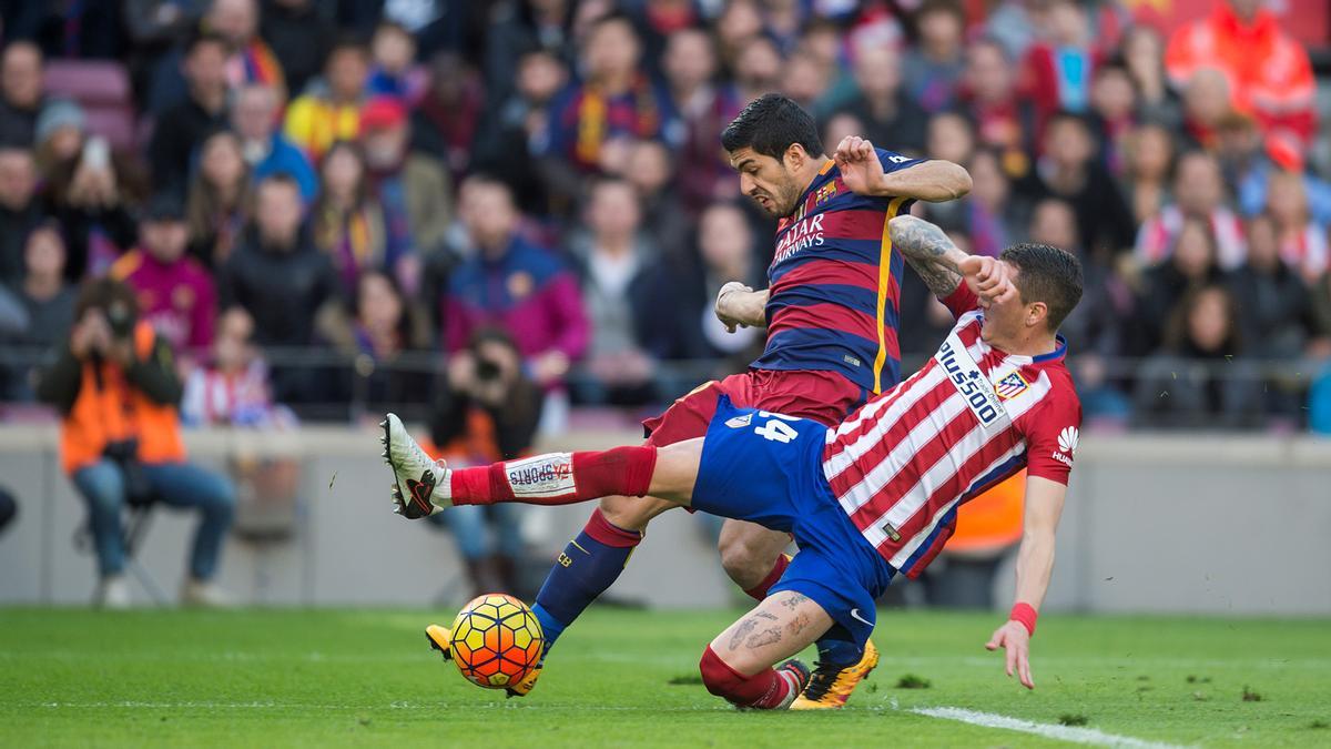 Luis Suárez supera a su compatriota José María Giménez en el duelo de 2016.