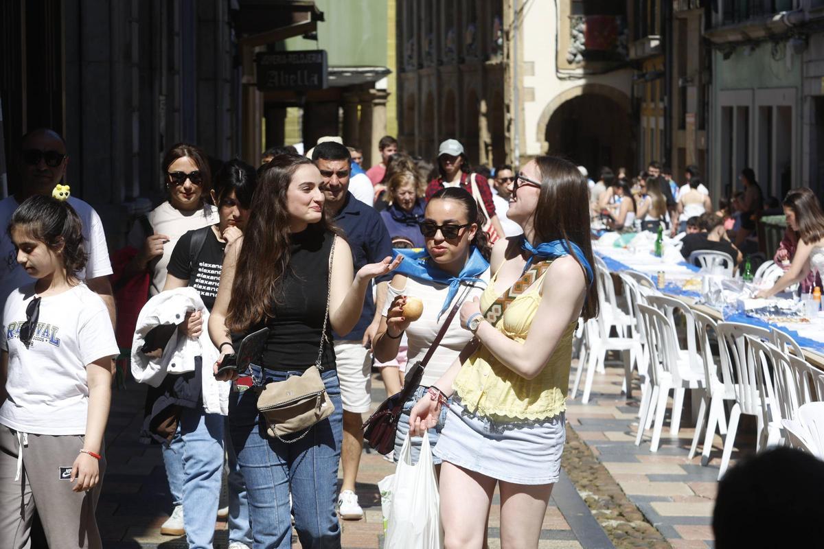 EN IMÁGENES: La multitudinaria Comida en la Calle en Avilés