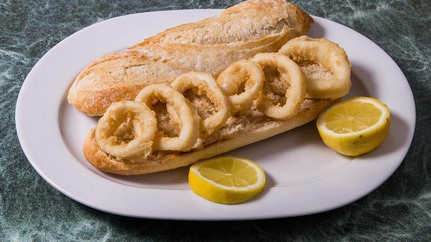 Bocadillo de calamares y pollo asado, los platos españoles más pedidos a domicilio por los zaragozanos