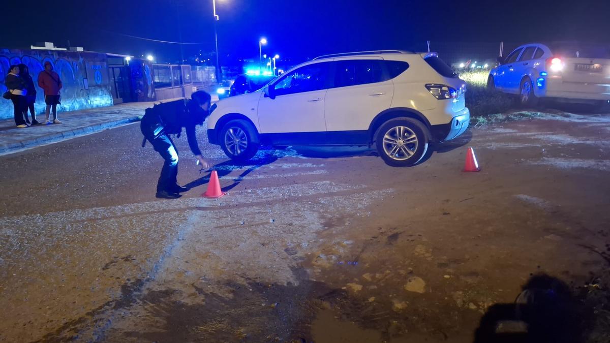 El coche del herido, estacionado en la zona del tiroteo, en Can Misses, en Ibiza.