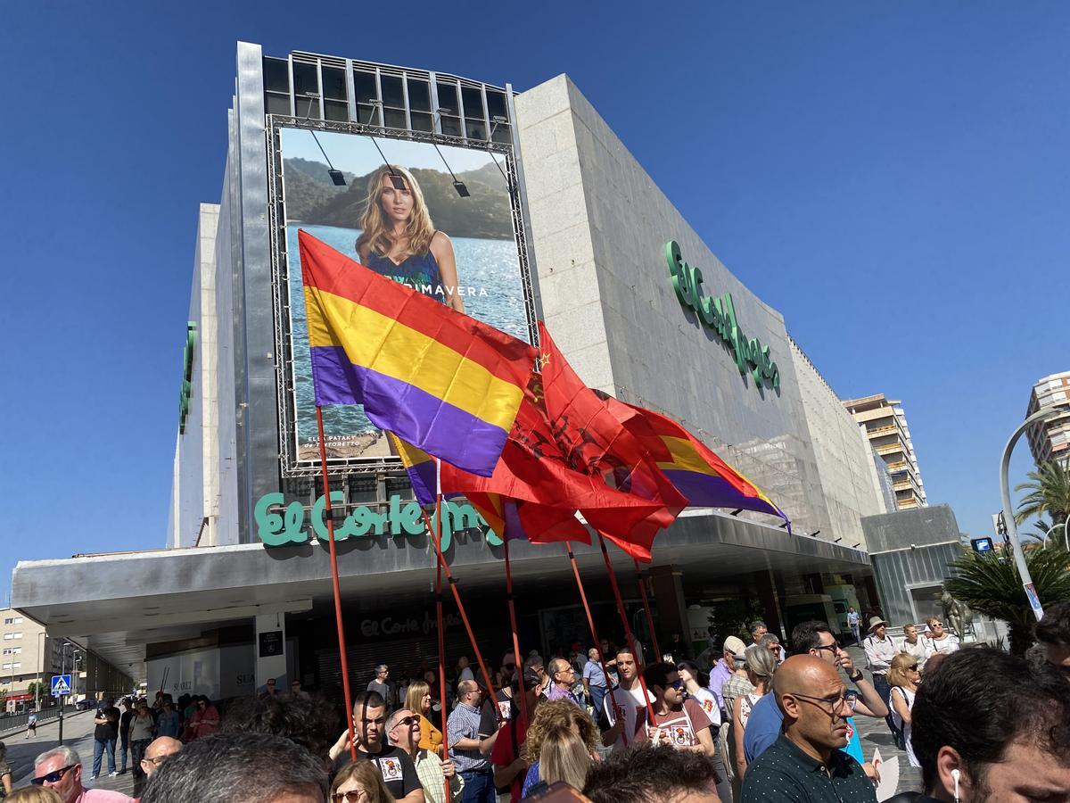 Banderas de la República y del Partido Comunista, este lunes día 1 en Murcia.