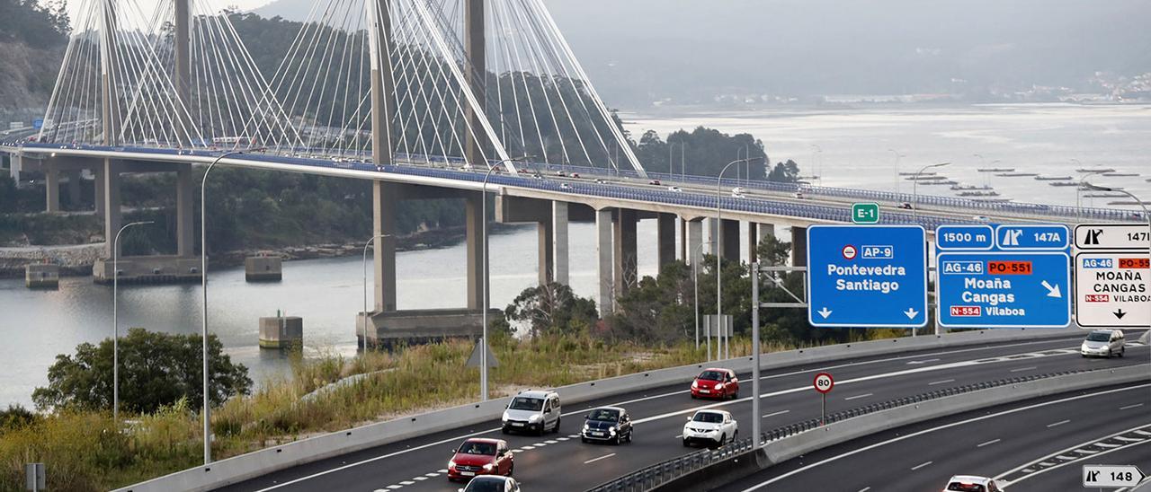 Vista de la AP-9 a su paso por el puente de Rande en Redondela