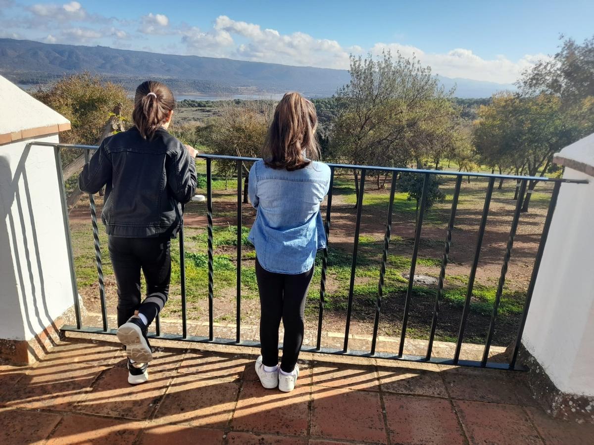 Dos menores de un centro de acogida en la casa de una familia colaboradora.