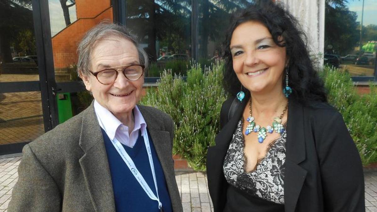 Roger Penrose y Catalina Curceanu, autora principal de la nueva investigación sobre el origen cuántico de la consciencia.