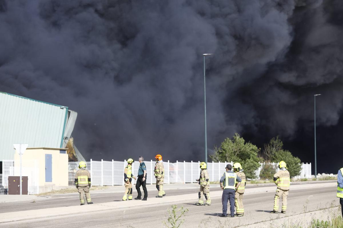 Los Bomberos de Zaragoza trabajan en el incendio en el PTR.