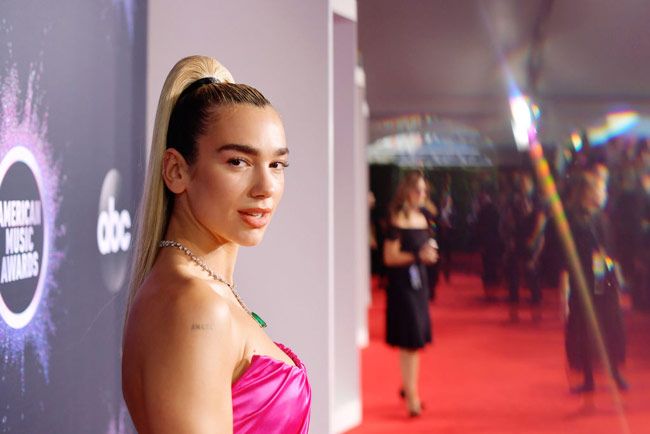 Nos fascina el look de Dua Lipa y su peinado bicolor de coleta alta para  los American Music Awards 2019 - Woman