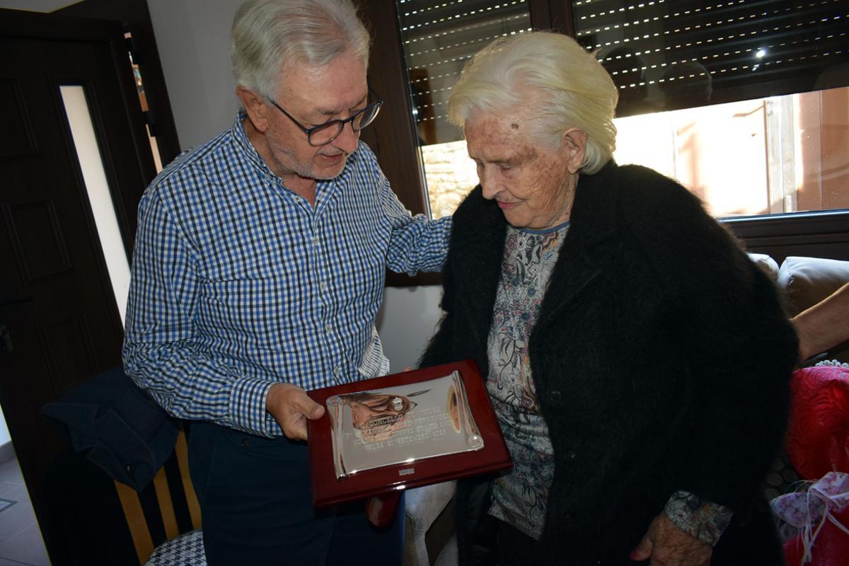 El alcalde entrega una placa a Manuela Duro Fernández, que cumplió los 100 el 21 de septiembre de 2023.