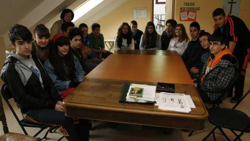 Un grupo de alumnos de confirmación de Infiesto junto a las catequistas en una clase de la Obra Pía.