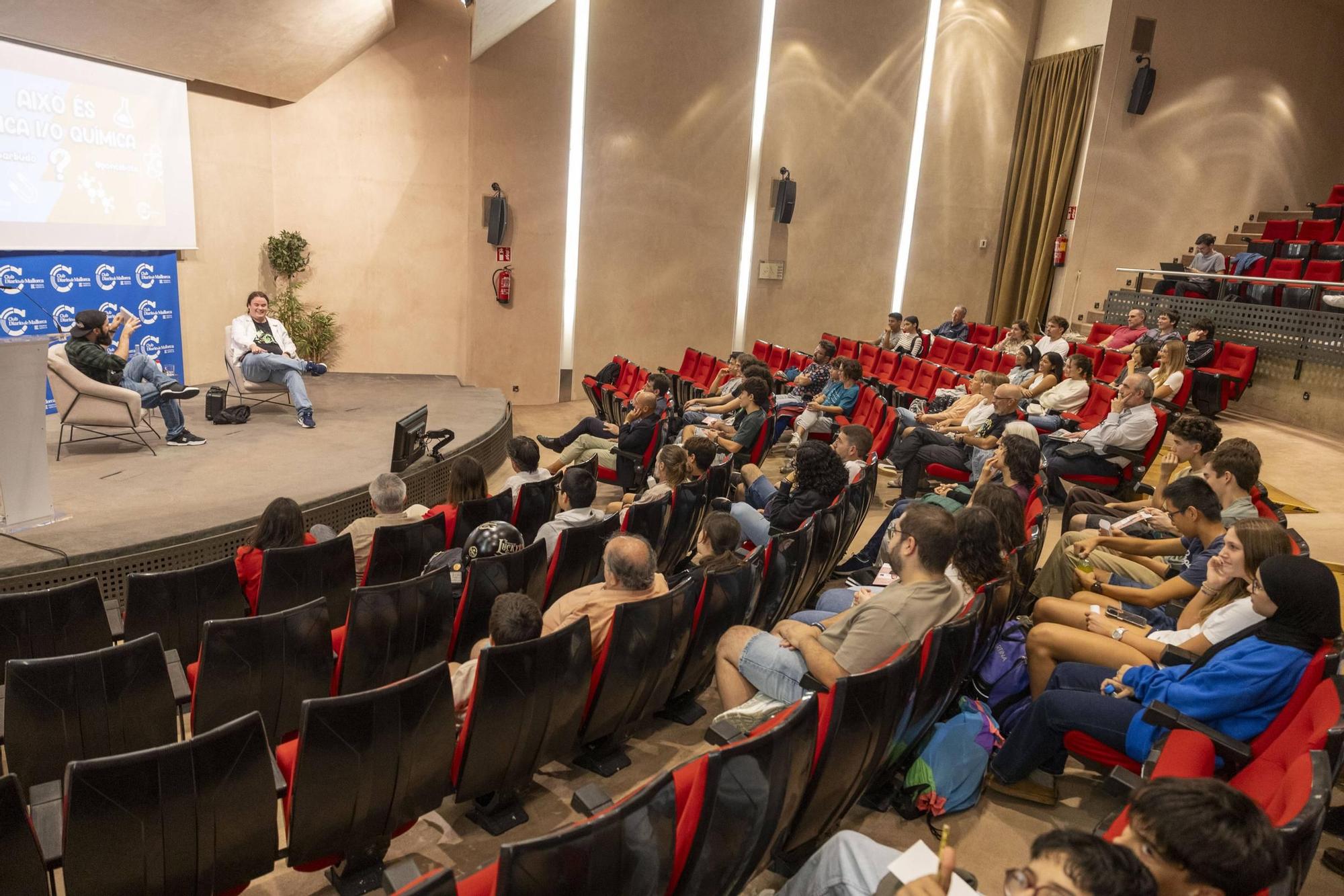 FOTOS | El Físico Barbudo entrevistó al divulgador tras el canal Ponte Bata en un encuentro en Diario de Mallorca