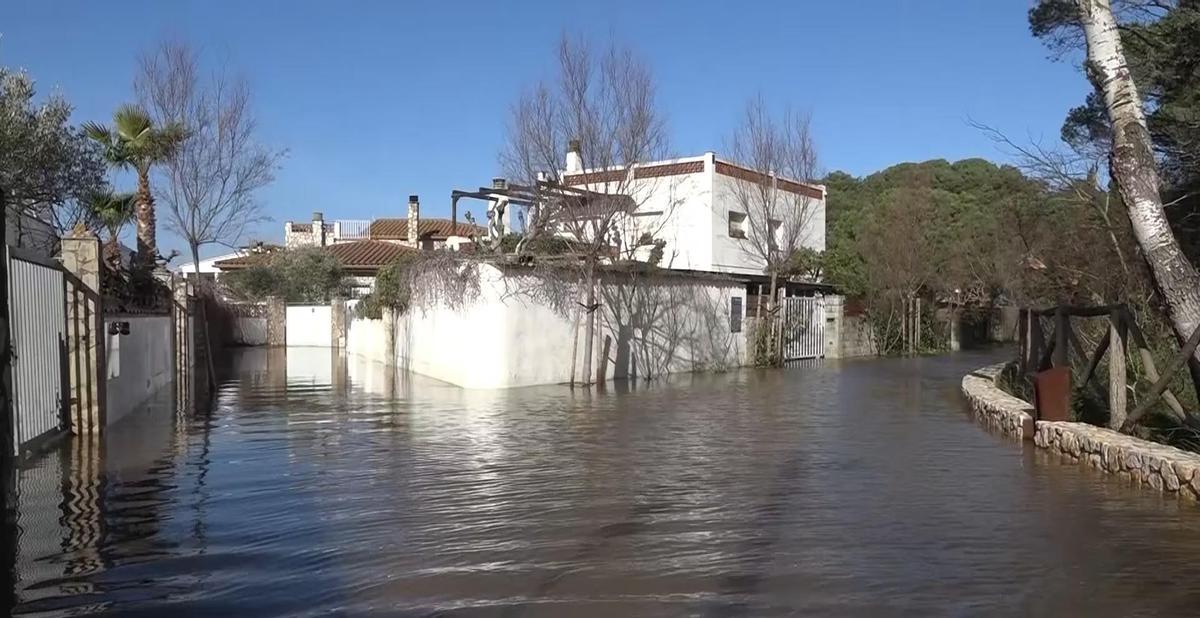 El Riuet té un problema crònic d'inundacions, ja que es troba per sota de nivell de mar i en episodis de llevant i pluges intenses la zona queda negada.