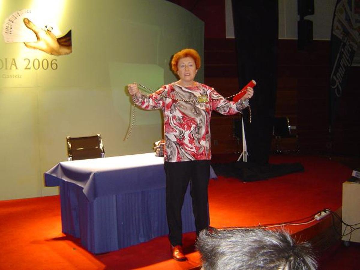 Ya-O-Min en la improvisada conferencia de Magiaaldía en Vitoria en 2006.