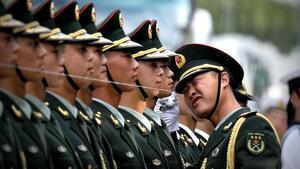 Guàrdies d’honor xinesos es preparen per a l’arribada del president de Myanmar U Thein Sein, i el president de Xina, Xi Jinping, durant una cerimònia a Pekín.