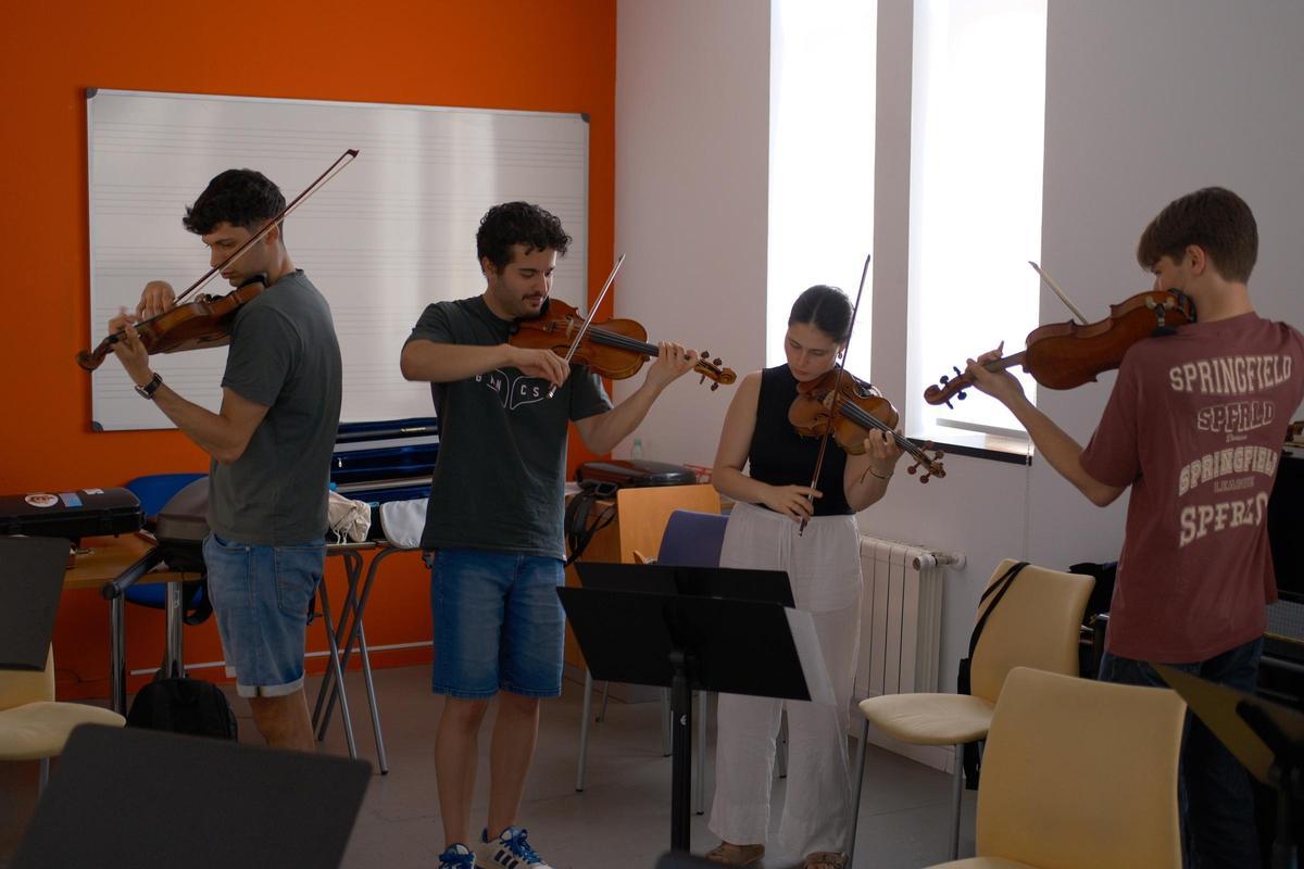 Violinistas de la JONDE ensayan las pruebas de atril.