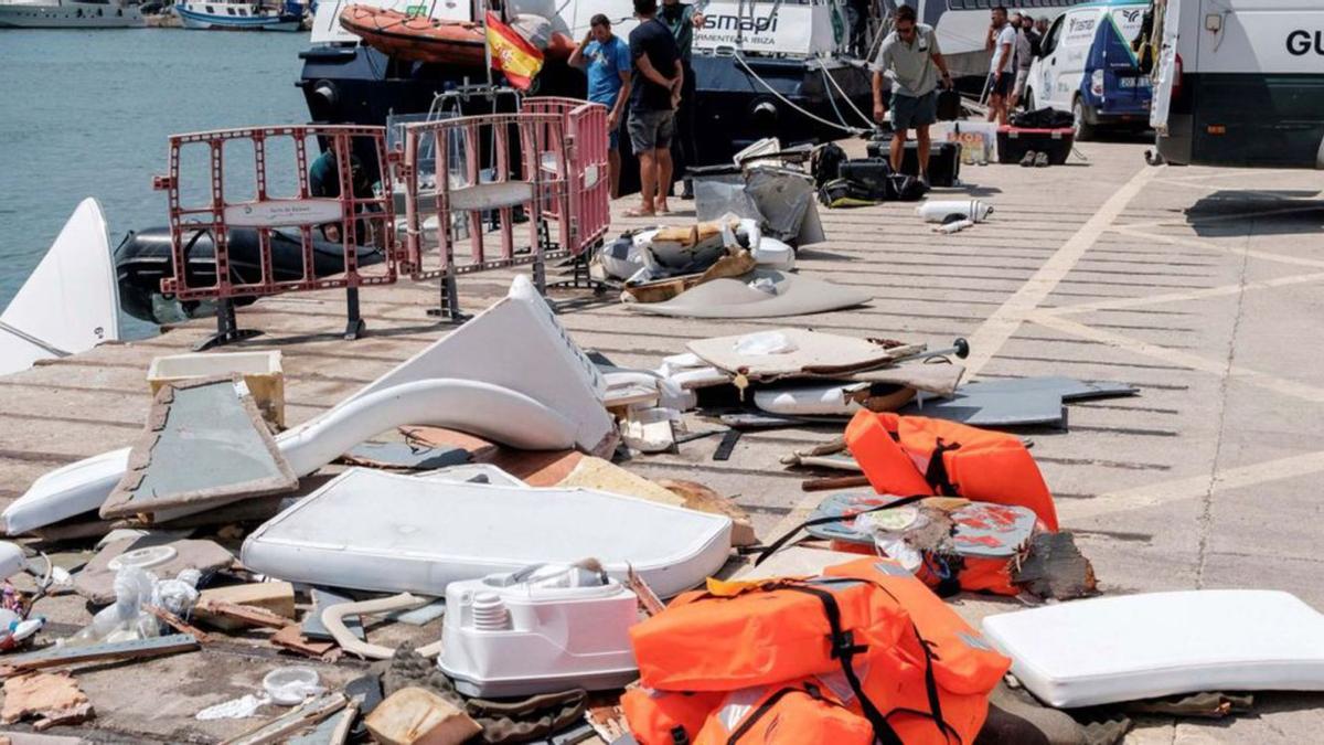 Restos de la colisión mortal del ‘Formentera Direct’.