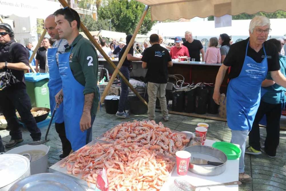 Centenares de comensales pasaron por el Passeig de ses Fonts para probar alguna de las exquisiteces cocinadas con pescado o marisco