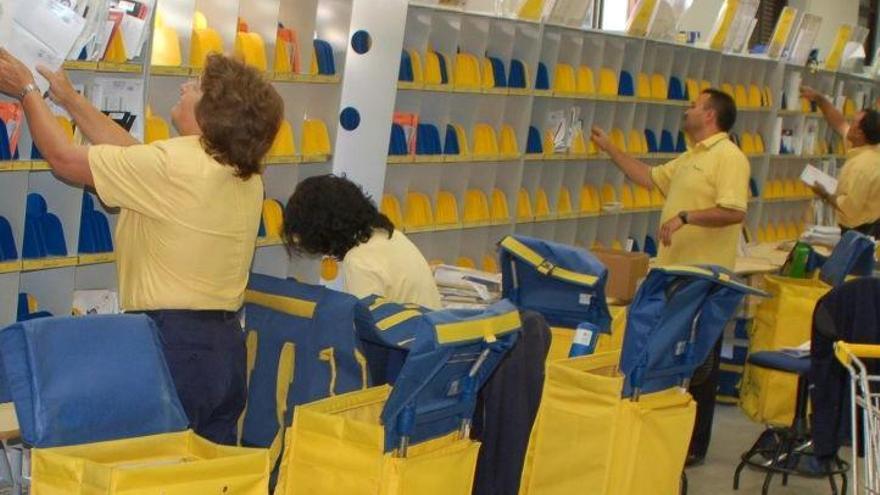 Trabajadores de Correos, durante su jornada laboral.