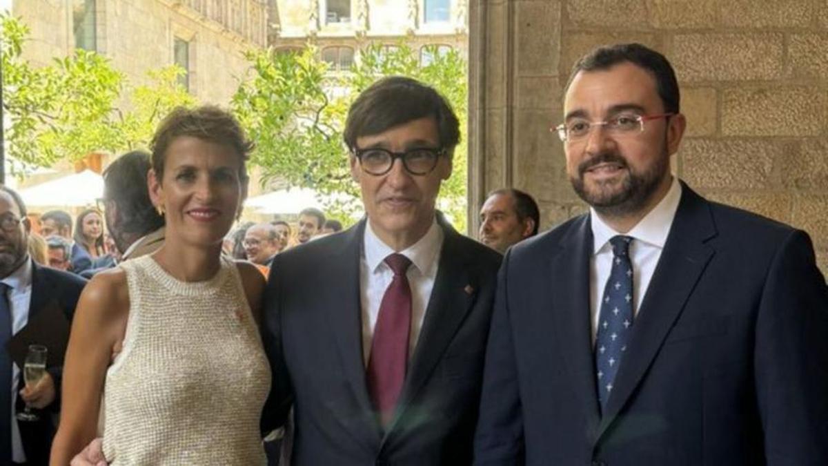 Por la izquierda, María Chivite, Salvador Illa y Adrián Barbón, tras la toma de posesión del presidente catalán.