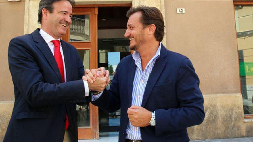 Pablo Atencia y Eduardo Pastor se saludan durante lacampaña.