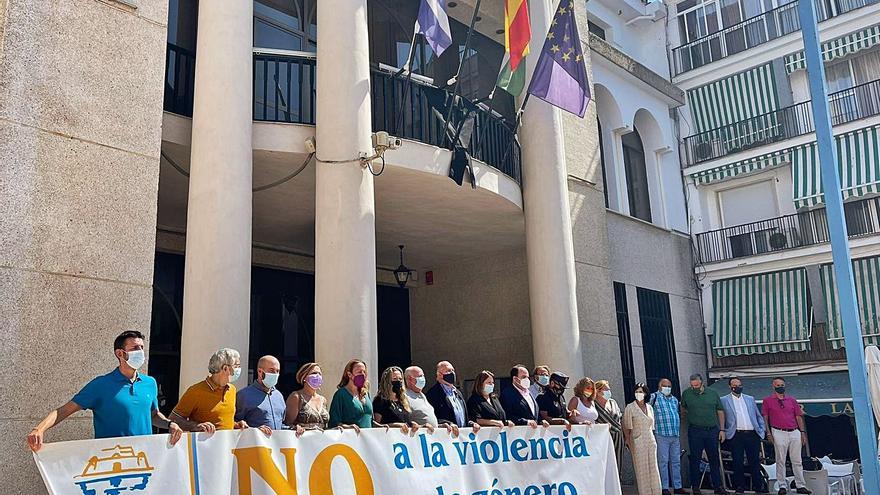 Minuto de silencio ayer en el Ayuntamiento de Rincón en repulsa por el crimen machista.