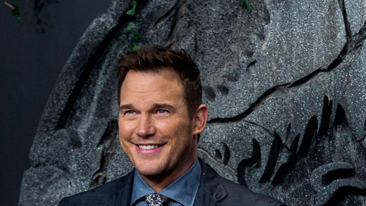 Chris Pratt muy sonriente pese a la tormenta durante la premiere de 'Jurassic World: el reino caído' en Madrid