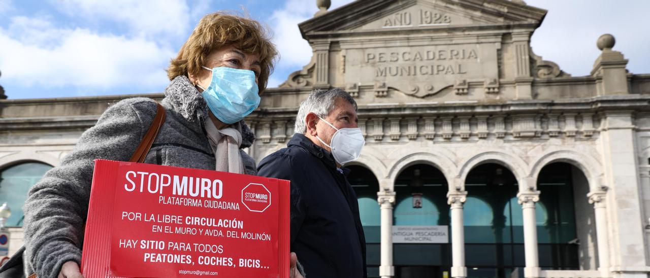 Montse Medina y Manolo Robledo, con las firmas, ayer, ante la antigua Pescadería Municipal.