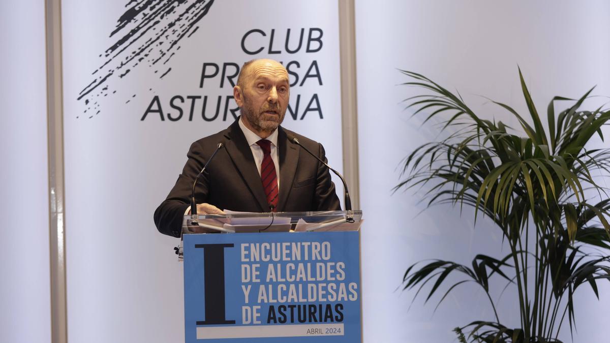 Juan Cofiño, durante su intervenciencón en el I Encuentro de Alcaldes y Alcaldesas de LA NUEVA ESPAÑA.