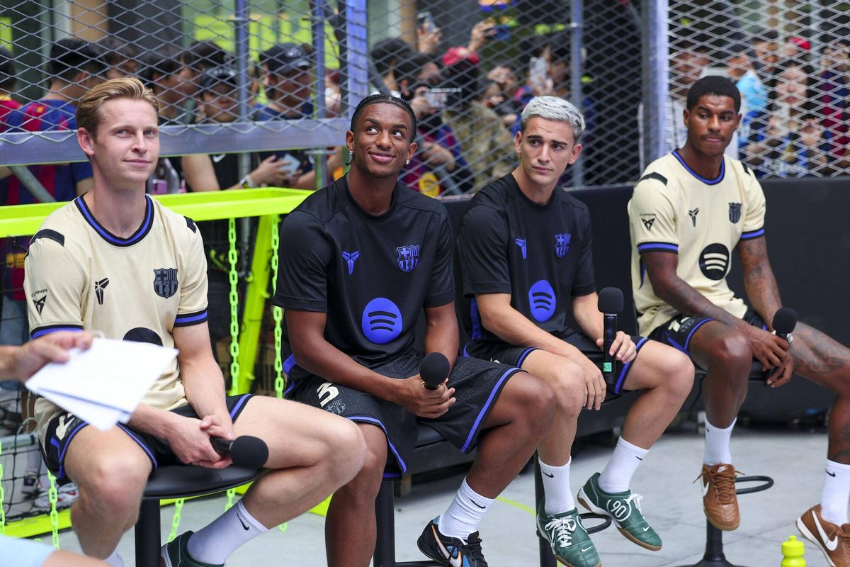 Rashford, al fondo, en un acto promocional en Seúl con De Jong, Balde y Gavi.