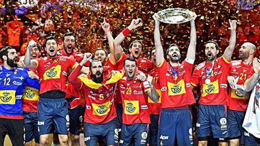 Els jugadors d&#039;Espanya celebren la victòria en l&#039;europeu d&#039;handbol ahir