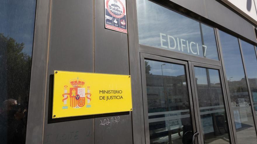 Fachada de los juzgados ibicencos que operan en el Cetis. | VICENT MARÍ