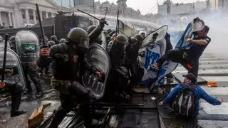 El Senado argentino debate la ley estrella de Milei en medio de fuertes enfrentamientos entre policías y manifestantes alrededor del Congreso