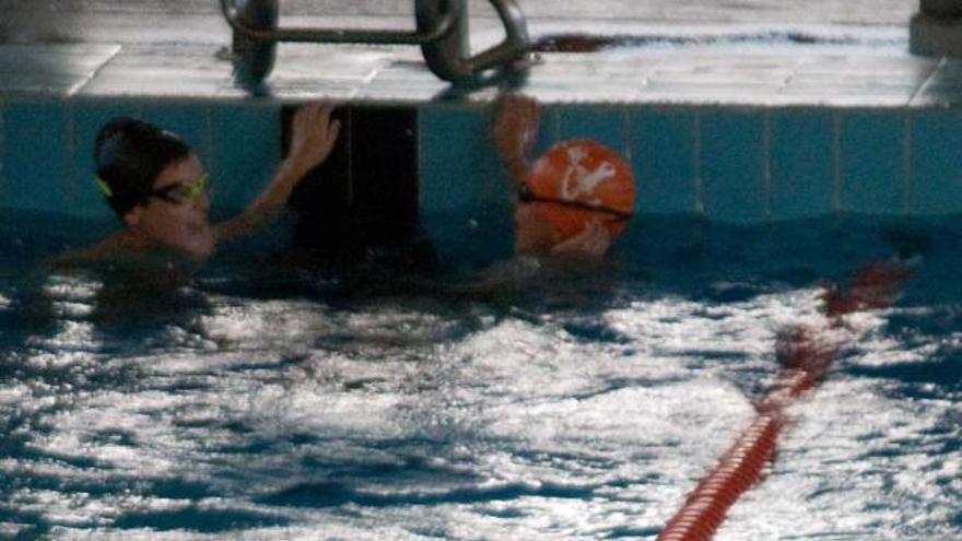 Usuarios en la piscina municipal de Piedras Blancas.