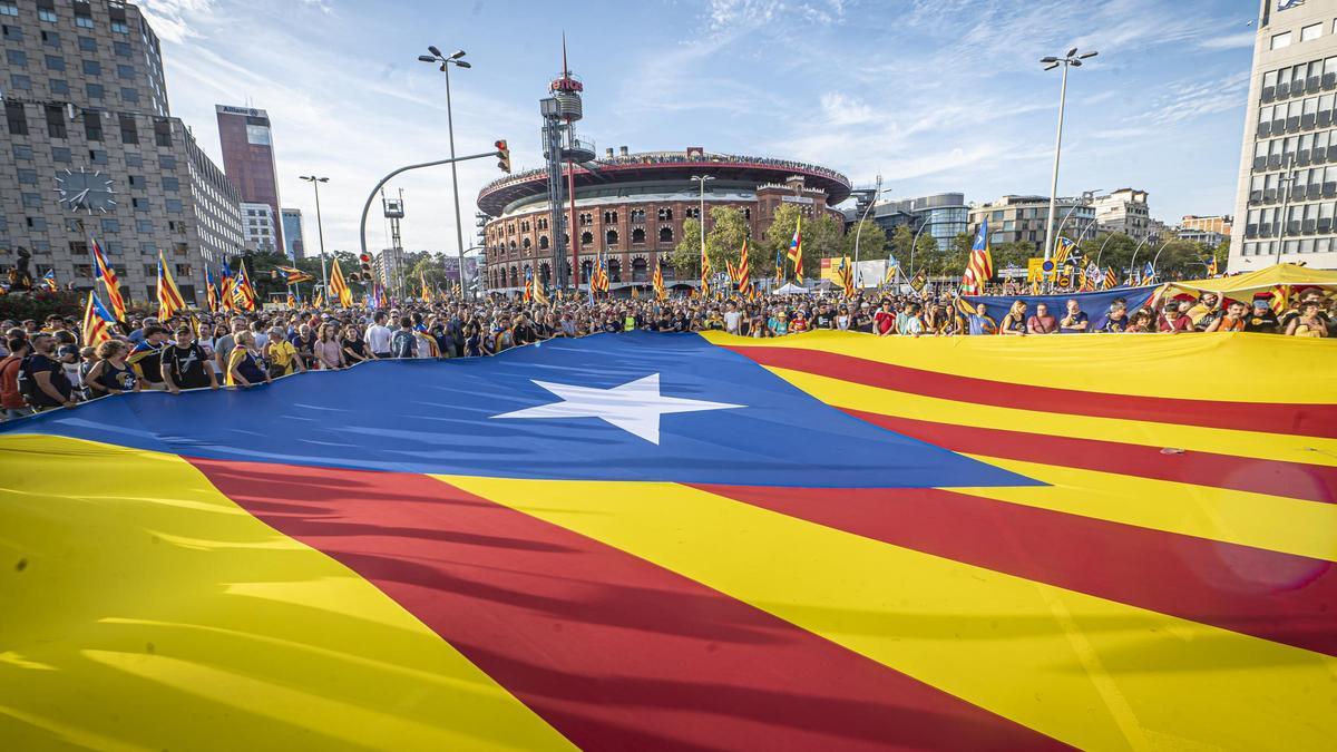 Manifestantes independentistas durante la Diada de 2023.