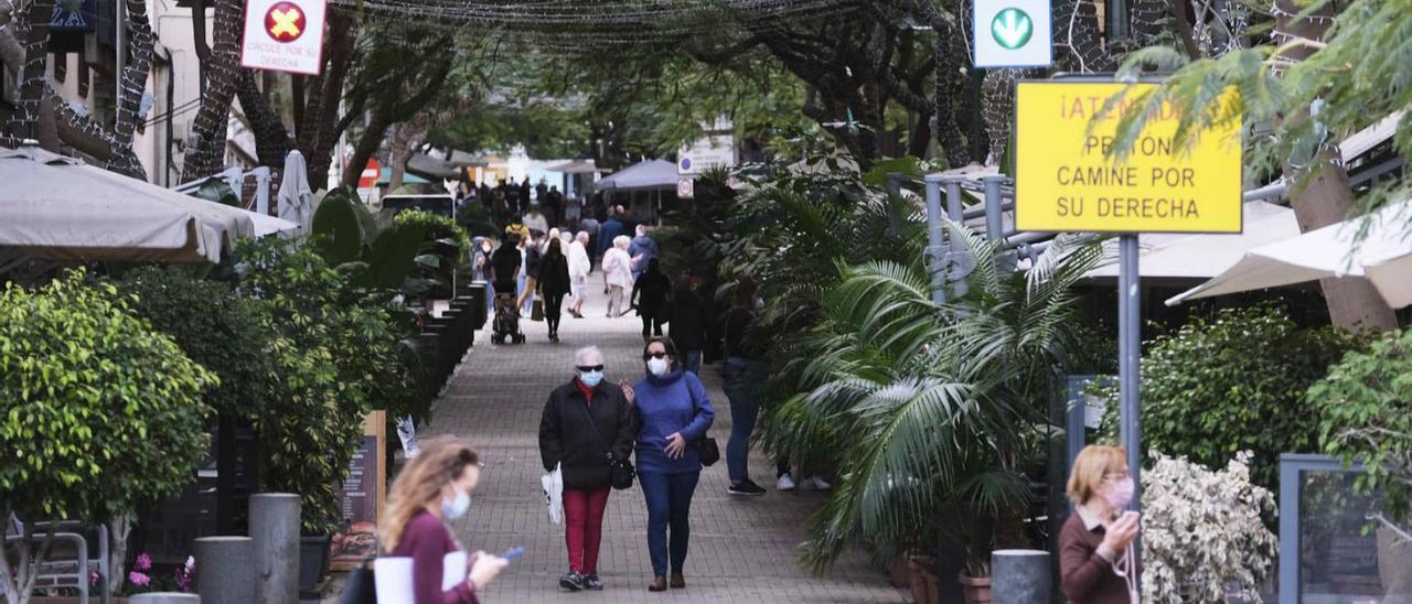 Gente paseando con mascarillas en el centro de Santa Cruz de Tenerife. | |