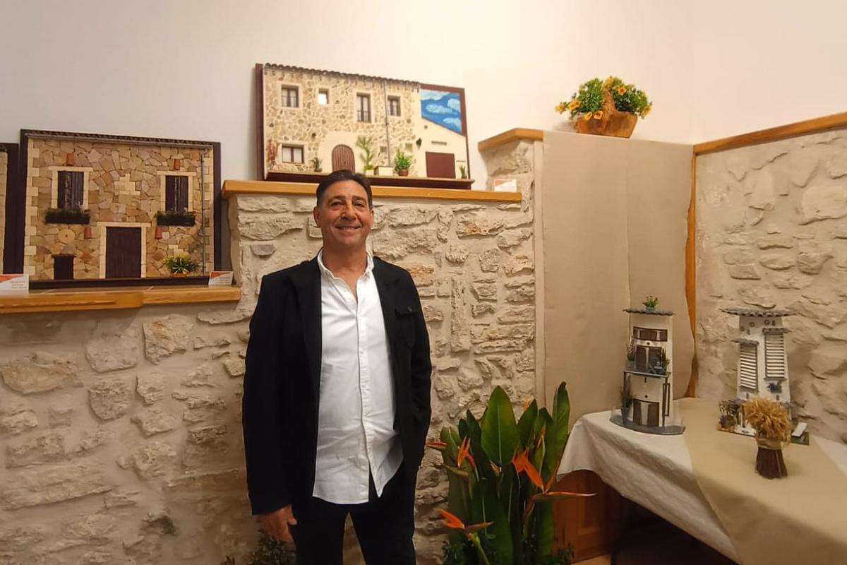 Toni Mora, el albañil de Santa Margalida que convierte las tejas en arte.